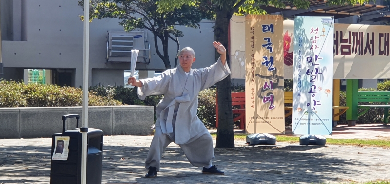 청암사승가대학 학인스님들이 함께 한 숙영지의 태극권 시연모습 및 대중공양 모습 (4).jpeg